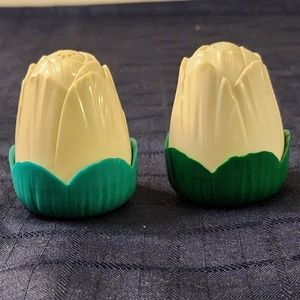 Vintage Jaydon Plastic White Tulip Salt and Pepper Shakers‎